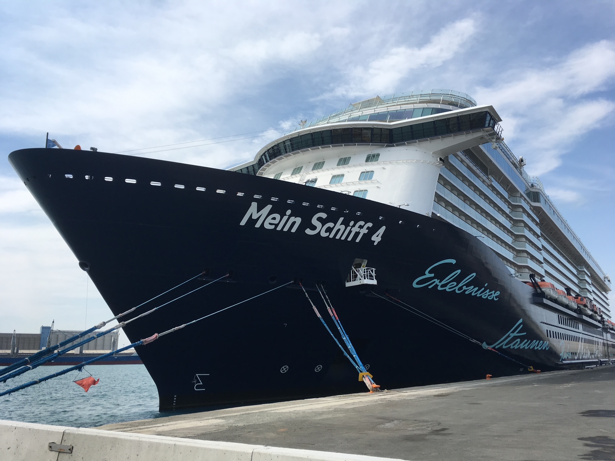 Kreuzfahrtschiff im Hafen