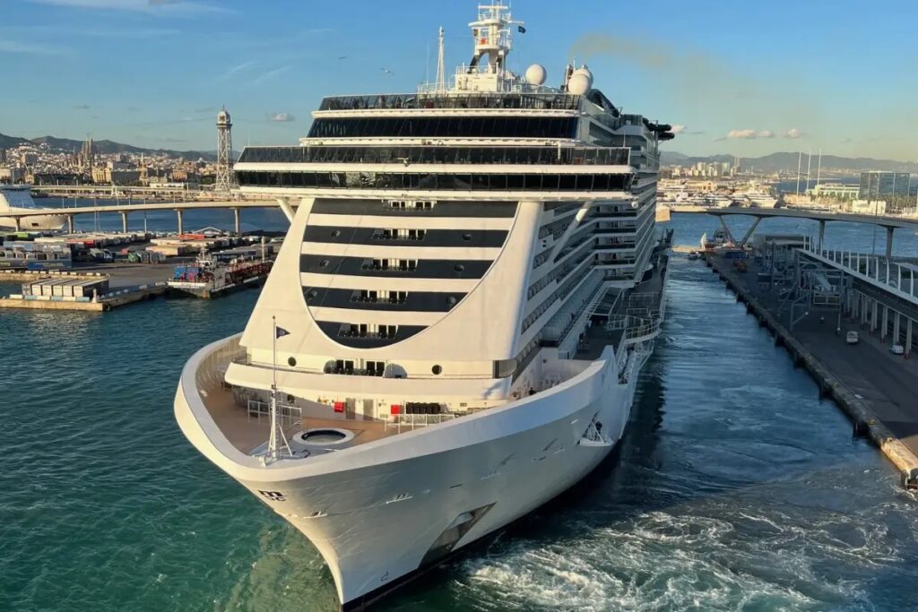 Kreuzfahrtschiff beim ablegen